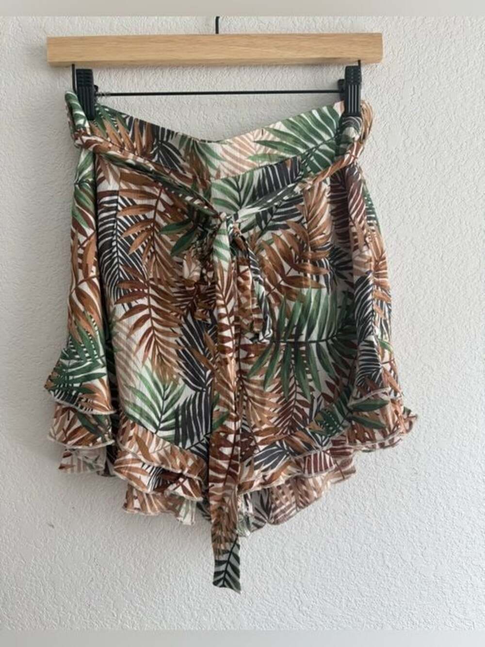 Blue Rain X Francesca‘s Tropical Leaf Print Ruffled Shorts SZ M Linen Blend
